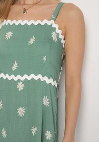 Born2be - Zielona Wiskozowa Sukienka z Geometrycznym Wzorem Lenirisa. Okazja: na co dzień. Kolor: zielony. Materiał: wiskoza. Długość rękawa: na ramiączkach. Wzór: geometria. Typ sukienki: proste. Styl: klasyczny, casual, elegancki #4