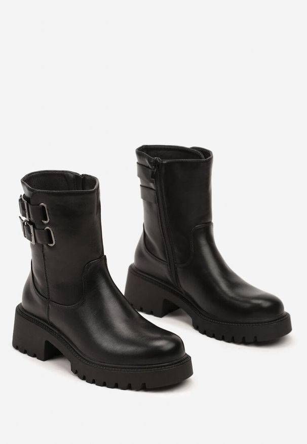 Born2be - Czarne Botki na Niskim Słupku z Ozdobnymi Klamrami przy Cholewce Linnithara. Okazja: do pracy. Zapięcie: klamry. Kolor: czarny. Materiał: jeans, skóra. Szerokość cholewki: normalna. Obcas: na słupku. Styl: rockowy