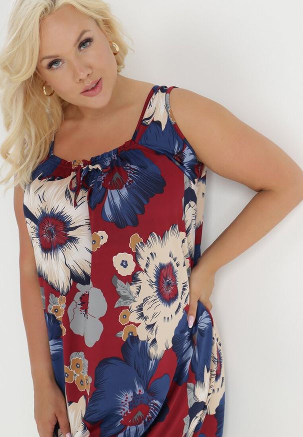 Born2be - Bordowa Sukienka Carrel. Typ kołnierza: dekolt kwadratowy. Kolekcja: plus size. Kolor: czerwony. Materiał: bawełna, dzianina. Długość rękawa: na ramiączkach. Wzór: aplikacja, kwiaty, jednolity, kolorowy. Typ sukienki: dla puszystych. Długość: midi