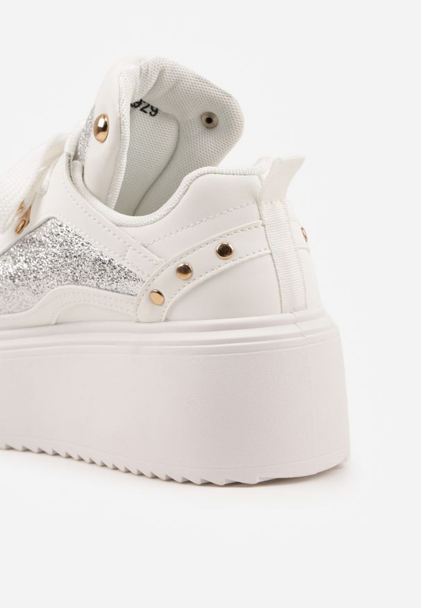 Renee - Białe Sneakersy na Platformie Ozdobione Nitami i Metalicznymi Elementami Azista. Kolor: biały. Materiał: jeans. Szerokość cholewki: normalna. Wzór: aplikacja. Obcas: na platformie
