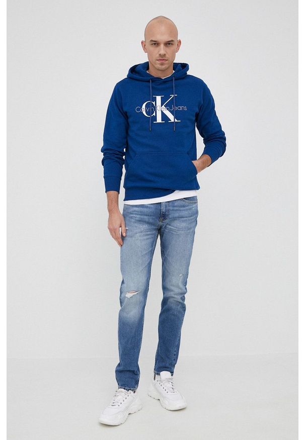 Calvin Klein Jeans Bluza bawełniana męska z kapturem z aplikacją. Okazja: na co dzień. Typ kołnierza: kaptur. Kolor: niebieski. Materiał: bawełna. Wzór: aplikacja. Styl: casual