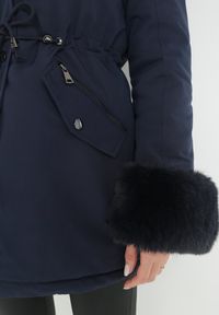 Born2be - Granatowa Kurtka Parka z Kapturem i Wstawkami z Futerka Caranze. Okazja: na co dzień. Typ kołnierza: kaptur. Kolor: niebieski. Materiał: futro. Sezon: zima, jesień. Styl: casual #6