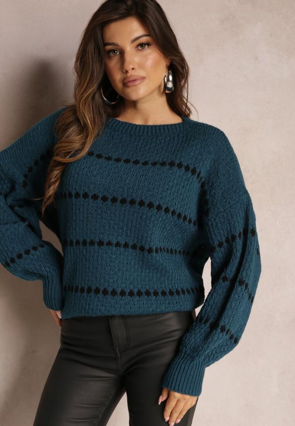 Renee - Granatowy Sweter z Szerokimi Bufiastymi Rękawami i Drobnym Wzorem Nigistis. Kolor: niebieski. Materiał: tkanina, dzianina. Długość rękawa: długi rękaw. Długość: długie. Wzór: aplikacja, paski. Styl: klasyczny