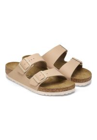 Klapki Birkenstock Arizona Bs 1027723 beżowy. Kolor: beżowy. Materiał: materiał, syntetyk, welur, skóra. Wzór: paski. Styl: retro #4