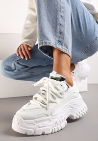 Renee - Białe Sneakersy z Podwójnymi Sznurówkami i Tłoczoną Platformą Luppoa. Kolor: biały. Materiał: jeans, dzianina. Obcas: na platformie #1