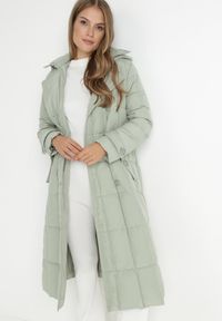 Born2be - Jasnozielona Kurtka Pikowana z Paskiem Gutdat. Okazja: na co dzień. Kolor: zielony. Materiał: materiał. Długość rękawa: długi rękaw. Długość: długie. Sezon: zima. Styl: casual #9