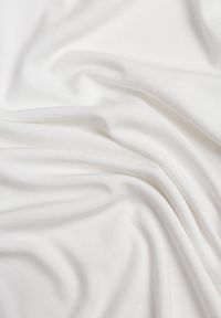 Renee - Biała Asymetryczna Bluzka z Wiskozy z Krótkim Rękawem Zdobiona Marszczeniem Undishi. Okazja: na co dzień. Typ kołnierza: dekolt w łódkę. Kolor: biały. Długość: krótkie. Wzór: aplikacja. Materiał: wiskoza. Długość rękawa: krótki rękaw. Sezon: lato. Styl: casual, klasyczny #6