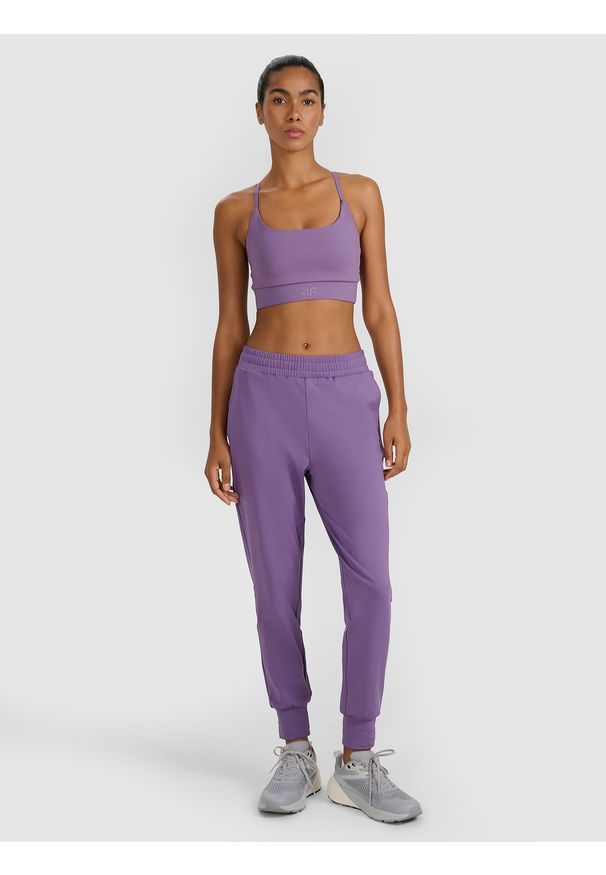 4f - 4F Spodnie treningowe szybkoschnące damskie - fioletowe M. Kolor: różowy. Materiał: dzianina, elastan, włókno, syntetyk, materiał. Wzór: ze splotem. Sport: fitness