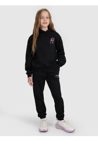 4f - 4F Bluza dresowa nierozpinana z kapturem dziewczęca - czarna 140 (9-10 lat). Okazja: na co dzień. Typ kołnierza: kaptur. Kolor: czarny. Materiał: dresówka. Wzór: nadruk, ze splotem, gładki. Sezon: lato. Styl: casual, klasyczny, sportowy #2