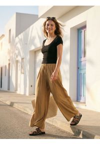 Sinsay - Bluzka z koronką przy dekolcie z domieszką wiskozy - czarny. Kolor: czarny. Materiał: wiskoza, koronka. Wzór: koronka