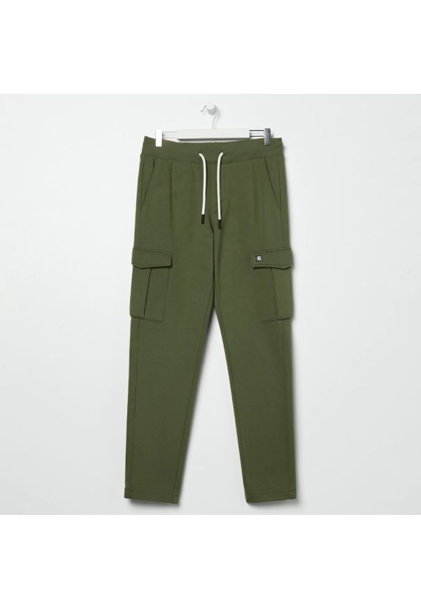 Sinsay - Spodnie dresowe jogger - Khaki. Kolor: brązowy. Materiał: dresówka