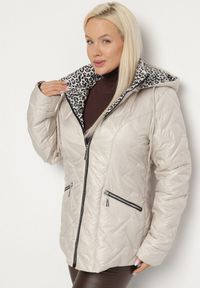 Born2be - Ciemnoszara Pikowana Kurtka z Kapturem i Podszewką w Panterkę Felandre. Okazja: na co dzień, na spacer. Typ kołnierza: kaptur. Kolekcja: plus size. Kolor: szary. Materiał: jeans. Wzór: motyw zwierzęcy. Styl: klasyczny, casual