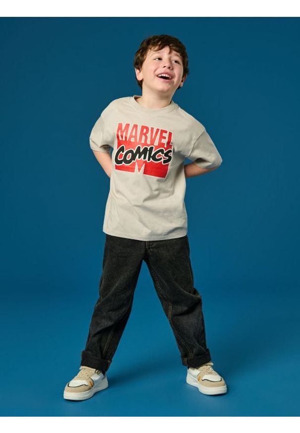 Sinsay - Bawełniana koszulka z nadrukiem na plecach Marvel - kremowy. Kolor: kremowy. Materiał: bawełna. Długość rękawa: krótki rękaw. Długość: krótkie. Wzór: motyw z bajki, nadruk