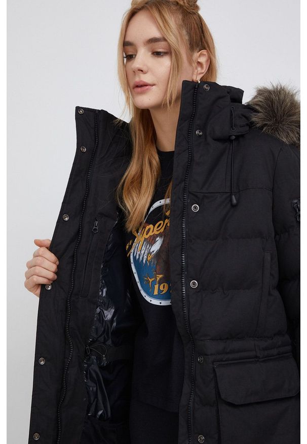 Superdry Kurtka damska kolor czarny zimowa. Okazja: na co dzień. Kolor: czarny. Materiał: materiał, futro. Sezon: zima. Styl: casual