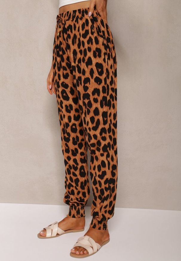Renee - Brązowe Spodnie z Wiskozy w Panterkę High Waist Wykończone Ściągaczami i Gumką w Talii Rivanesa. Okazja: na imprezę, na co dzień. Stan: podwyższony. Kolor: brązowy. Materiał: wiskoza. Wzór: motyw zwierzęcy. Styl: casual