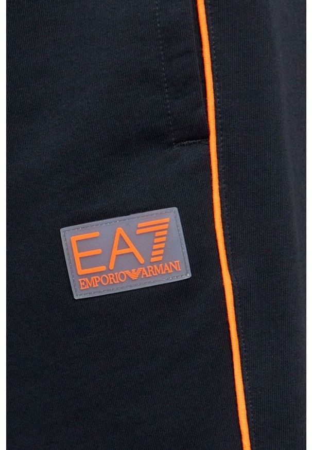 EA7 Emporio Armani - EA7 Granatowe męskie szorty bawełniane z pomarańczowymi lampasami, Rozmiar S. Kolor: niebieski. Materiał: bawełna. Wzór: aplikacja, nadruk