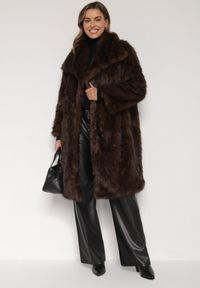 Born2be - Brązowy Jednorzędowy Płaszcz Futro z Szerokim Kołnierzem Wedinalia. Okazja: do pracy, na co dzień. Typ kołnierza: golf. Kolor: brązowy. Materiał: futro. Styl: casual, elegancki #5
