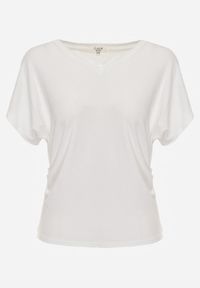 Born2be - Biały T-shirt z Wiskozy z Trójkątnym Dekoltem Achiore. Okazja: na co dzień. Kolor: biały. Materiał: wiskoza. Styl: casual, klasyczny #2