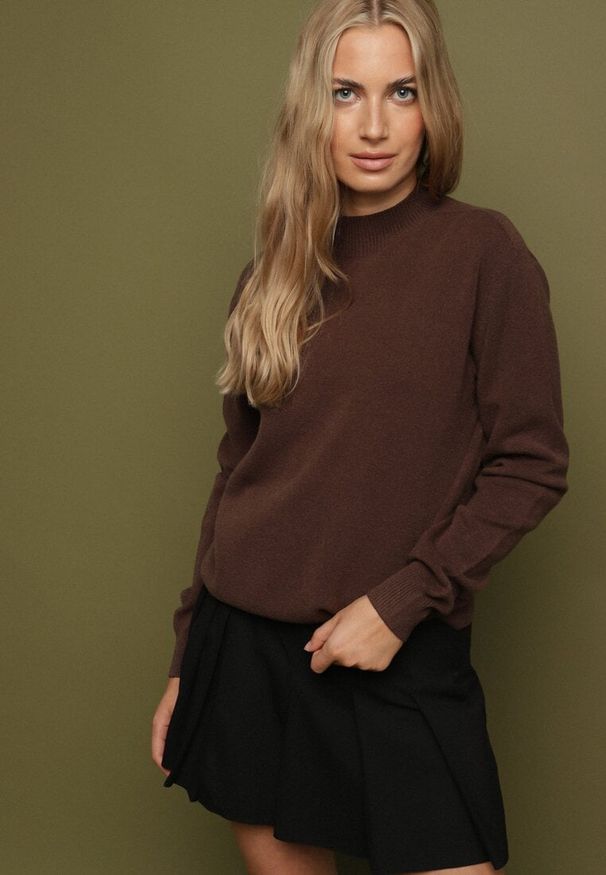 Born2be - Brązowy Sweter z Wełną i Wiskozą o Prostym Fasonie z Półgolfem Giolera. Okazja: na spotkanie biznesowe, do pracy, na co dzień. Kolor: brązowy. Materiał: wełna, wiskoza. Długość rękawa: długi rękaw. Długość: długie. Styl: biznesowy, casual, elegancki