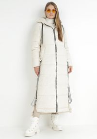 Born2be - Jasnobeżowa Kurtka Długa Pikowana z Kapturem Sinaq. Typ kołnierza: kaptur. Kolor: beżowy. Długość: długie. Styl: elegancki #4