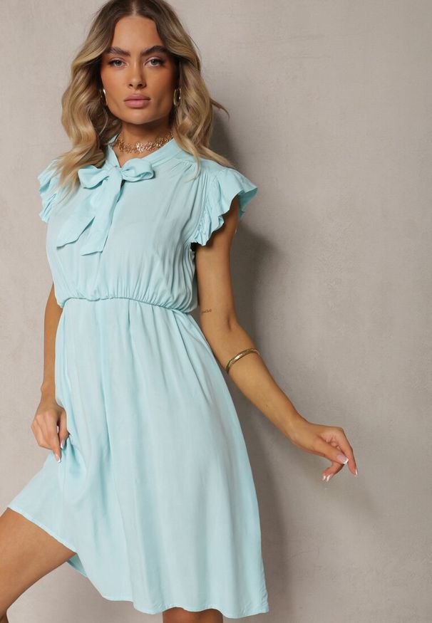 Renee - Jasnoniebieska Sukienka Rozkloszowana z Gumką w Talii i Wiązaniem przy Dekolcie Naque. Kolor: niebieski. Materiał: tkanina. Sezon: lato