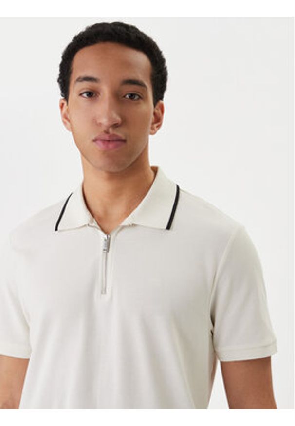 Calvin Klein Polo LV04LF214G Écru Regular Fit. Typ kołnierza: polo. Kolor: kremowy. Materiał: bawełna