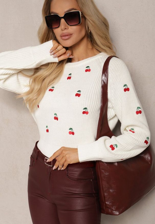 Renee - Biały Sweter z Wiskozą i Haftowanymi Wisienkami Vaioria. Okazja: na co dzień. Kolor: biały. Materiał: wiskoza. Wzór: haft. Styl: elegancki, casual