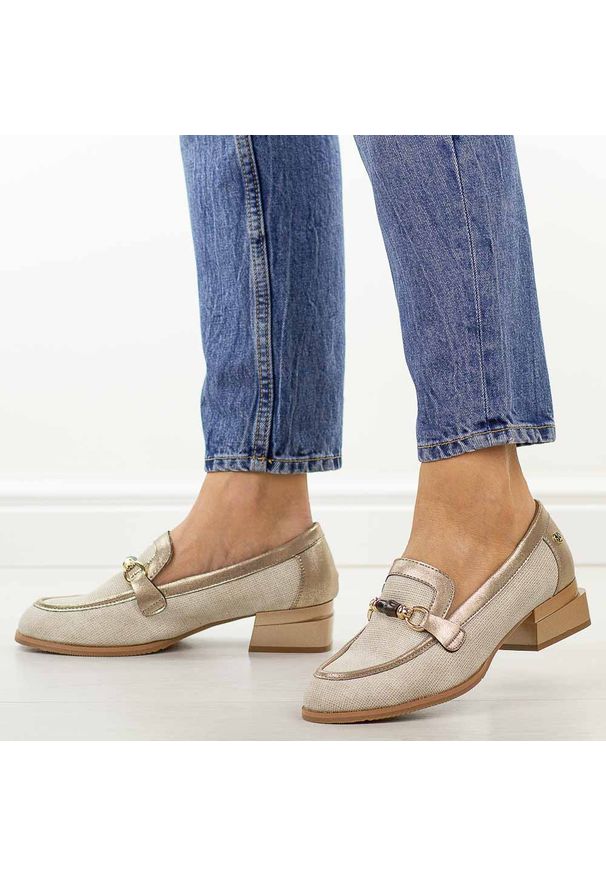 Białe półbuty damskie, mokasyny Jezzi Asa267-11. Okazja: na co dzień. Nosek buta: okrągły. Kolor: biały. Szerokość cholewki: normalna. Materiał: skóra. Sezon: wiosna, jesień, lato. Obcas: na obcasie. Styl: casual, elegancki, klasyczny. Wysokość obcasa: niski