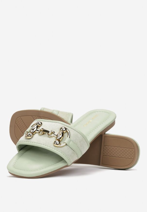 Born2be - Zielone Płaskie Klapki z Ozdobną Klamerką na Szerokim Pasku Mosani. Kolor: zielony. Wzór: aplikacja. Styl: elegancki