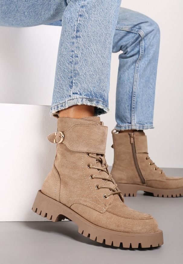 Born2be - Ciemnobeżowe Płaskie Botki w Stylu Workerów z Ozdobnym Paskiem i Klamrą Belendria. Zapięcie: klamry. Kolor: beżowy. Materiał: jeans. Sezon: zima, jesień. Styl: elegancki