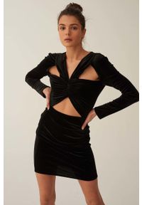 Undress Code sukienka kolor czarny mini dopasowana. Kolor: czarny. Materiał: materiał. Długość rękawa: długi rękaw. Typ sukienki: dopasowane. Długość: mini #1