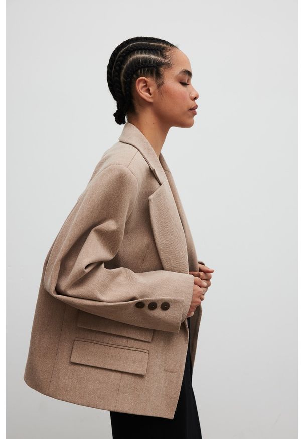 Marsala - Marynarka o prostym kroju w kolorze BEIGE MELANGE - RICHMOND. Materiał: jeans, bawełna, poliester, wiskoza. Długość rękawa: długi rękaw. Długość: długie. Wzór: melanż. Styl: klasyczny, elegancki, sportowy