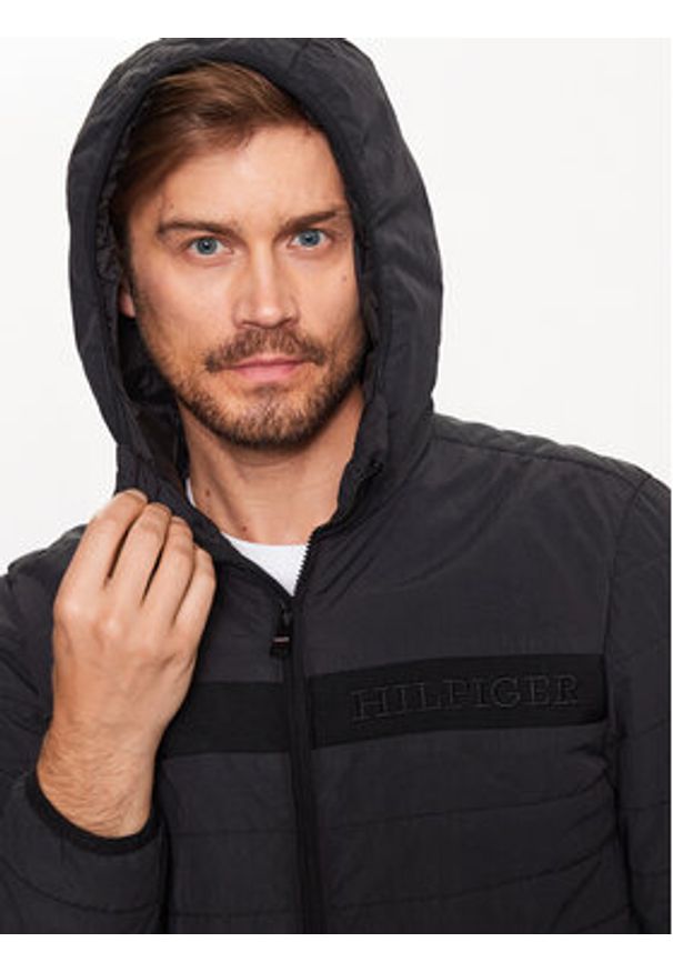 TOMMY HILFIGER - Tommy Hilfiger Kurtka przejściowa MW0MW31639 Czarny Regular Fit. Kolor: czarny. Materiał: syntetyk