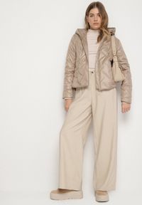 Born2be - Ciemnobeżowa Pikowana Kurtka z Kapturem Ozdobiona Naszywką Rilumia. Okazja: na co dzień. Typ kołnierza: kaptur. Kolor: beżowy. Materiał: jeans. Wzór: aplikacja. Styl: casual #2