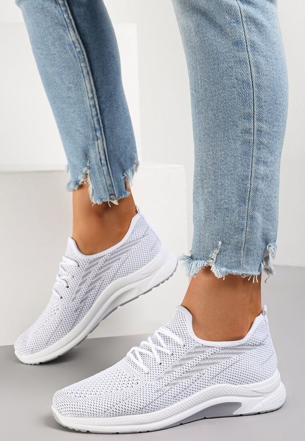 Renee - Białe Buty Sportowe Linidas. Nosek buta: okrągły. Zapięcie: bez zapięcia. Kolor: biały. Materiał: materiał. Szerokość cholewki: normalna