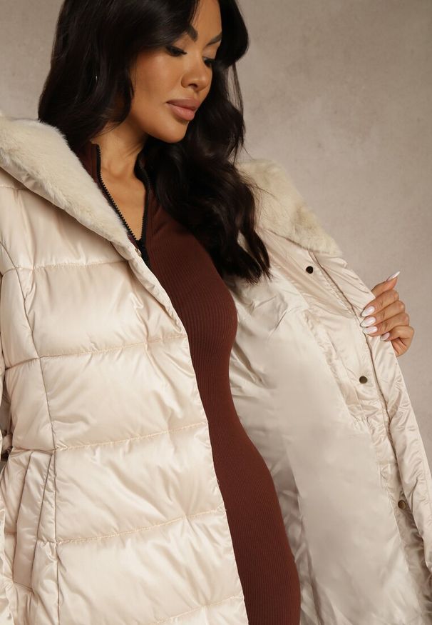 Renee - Beżowa Pikowana Kurtka z Nieodpinanym Kapturem o Długim Kroju z Paskiem Lidassea. Okazja: na co dzień. Kolor: beżowy. Materiał: jeans. Długość: długie. Styl: casual