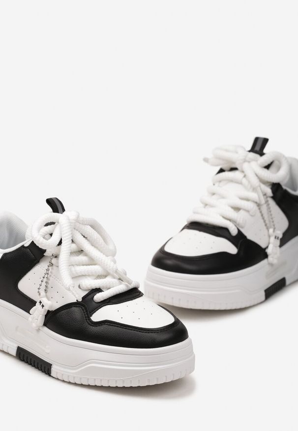 Born2be - Biało-Czarne Sneakersy z Ozdobną Zawieszką w Kształcie Misia i Szerokimi Sznurówkami Raldika. Nosek buta: okrągły. Kolor: biały. Materiał: jeans