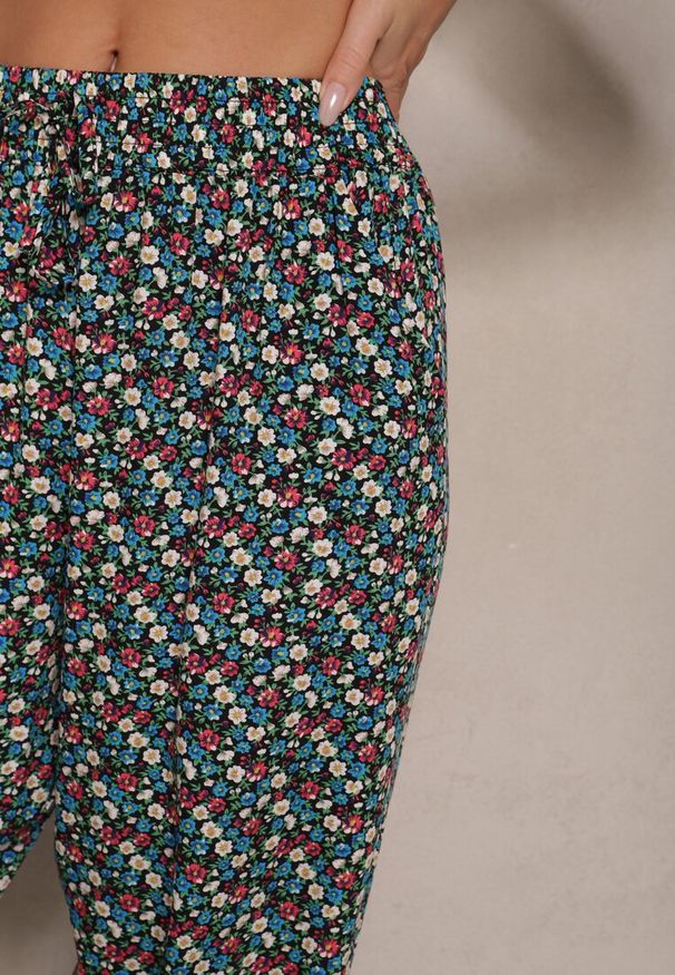 Renee - Zielono-Czarne Spodnie z Wiskozy High Waist w Kwiatowy Wzór Liosena. Okazja: na co dzień. Stan: podwyższony. Kolor: zielony. Materiał: wiskoza. Wzór: kwiaty. Styl: casual