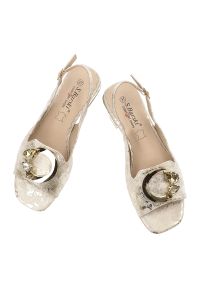 Sandały damskie S.Barski, cholewka ze skóry ekologicznej z metalicznym efektem ozdobna aplikacja z kamieniami i odkryty przód, złote, KV61-6024. Kolor: złoty. Materiał: skóra ekologiczna. Wzór: aplikacja #2