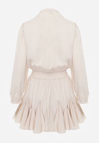 Renee - Beżowa Sukienka z Wiskozą o Rozkloszowanym Kroju z Falbankami i Wiązaniem Meriianes. Okazja: na randkę. Typ kołnierza: kołnierz z falbankami. Kolor: beżowy. Materiał: wiskoza. Styl: elegancki #3