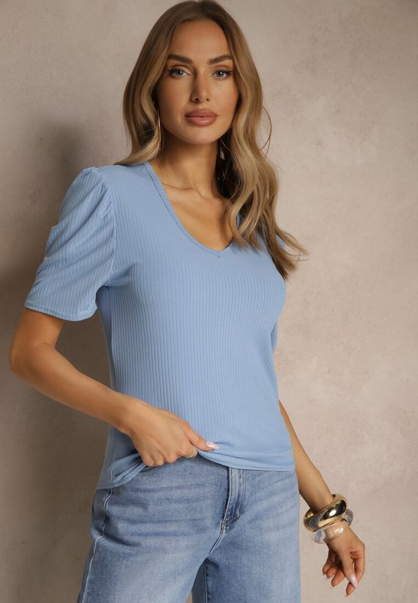Renee - Niebieski T-shirt z Trójkątnym Dekoltem Sunille. Okazja: na co dzień. Kolor: niebieski. Materiał: jeans. Styl: casual