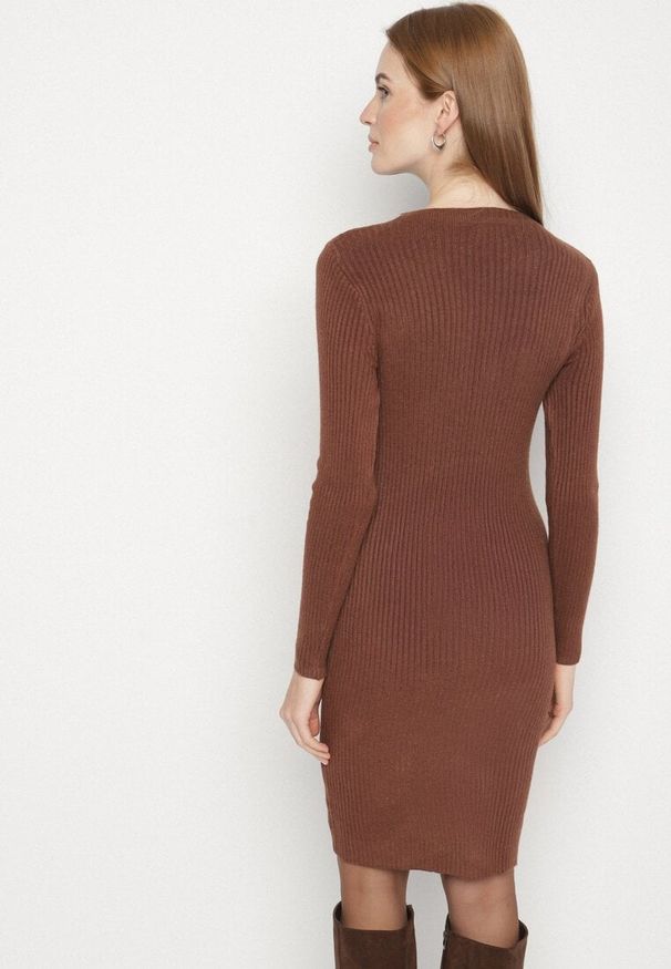 Born2be - Brązowa Dopasowana Sukienka z Prążkowanej Dzianiny z Bawełną Tesmera. Okazja: na co dzień, na spotkanie biznesowe, do pracy. Kolor: brązowy. Materiał: bawełna, dzianina, prążkowany. Styl: biznesowy, casual