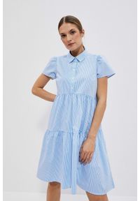 MOODO - Koszulowa sukienka biało niebieska. Kolor: niebieski, biały, wielokolorowy. Materiał: bawełna, poliester, elastan. Typ sukienki: koszulowe #1