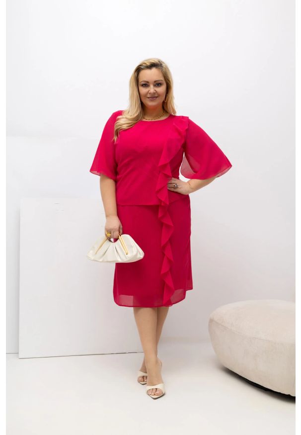 Moda Size Plus Iwanek - Amarantowa sukienka Estelle - zwiewna szyfonowa kreacja PLUS SIZE XXL OVERSIZE JESIEŃ. Okazja: na ślub cywilny, na wesele, na imprezę. Kolekcja: plus size. Kolor: różowy. Materiał: szyfon. Sezon: jesień. Typ sukienki: oversize, dla puszystych. Styl: elegancki. Długość: midi