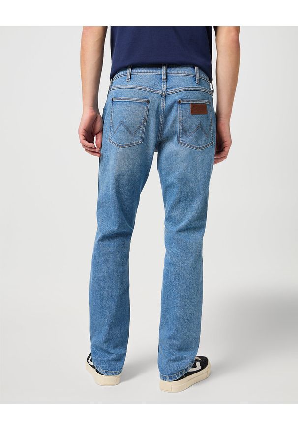 Wrangler - WRANGELR GREENSBORO MĘSKIE SPODNIE JEANSOWE JEANSY DŻINSY HERO 112350650 W15Q016838