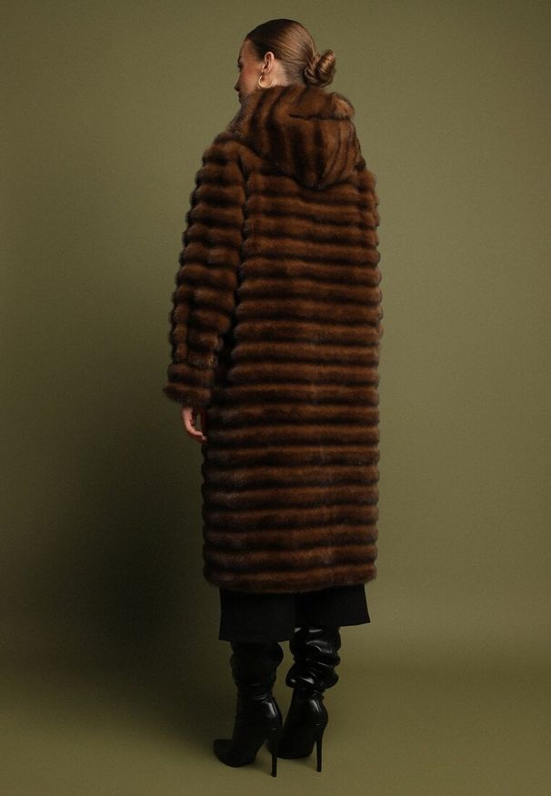 Born2be - Brązowy Futrzany Płaszcz w Pikowany Wzór z Kapturem Esarra. Okazja: do pracy, na spacer, na co dzień, na spotkanie biznesowe. Typ kołnierza: kaptur. Kolor: brązowy. Materiał: futro. Długość: długie. Styl: casual, elegancki, biznesowy