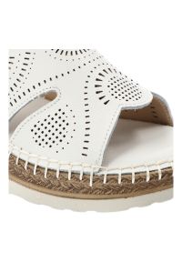 Sandały damskie S.Barski, cholewka ze skóry naturalnej licowej z perforacją z zapięciem na rzep, białe, GR61-5916. Zapięcie: rzepy. Kolor: biały. Materiał: skóra #2