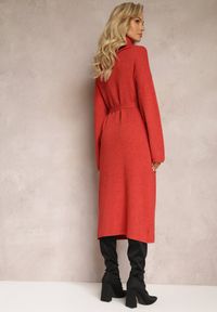 Renee - Czerwona Sweterkowa Sukienka z Materiałowym Paskiem i Wywijanym Golfem Raileanu. Typ kołnierza: golf. Kolor: czerwony. Materiał: materiał. Sezon: zima #3