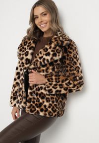 Born2be - Panterkowa Krótka Kurtka Futerko z Szerokim Kołnierzem Zenivra. Okazja: na co dzień, do pracy. Typ kołnierza: golf. Materiał: futro. Długość: krótkie. Styl: casual #5