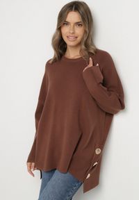 Born2be - Brązowy Sweter z Wiskozą Ozdobiony Guzikami Alavire. Okazja: na co dzień. Kolor: brązowy. Materiał: wiskoza. Wzór: aplikacja. Styl: casual, elegancki #3
